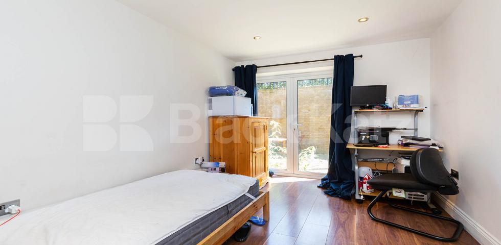 			3 Bedroom, 2 bath, 1 reception Apartment			 Huguenot Drive, Palmers Green